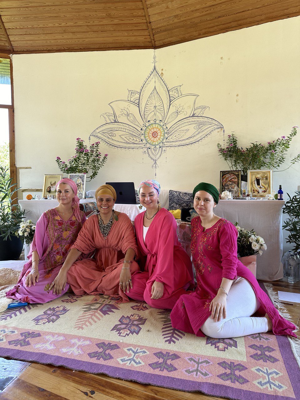 Фото ведущих курс